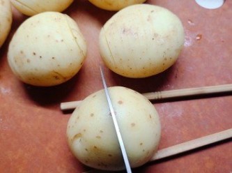 step1: 將澳洲白皮薯洗淨，再抺乾，切成風琴形狀，用兩支木筷子夾著，防止切到底弄斷。