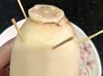 step4: 藕孔裡放入糯米後，把藕蒂蓋子蓋上，並用牙簽斜插固定封口。