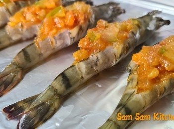 step4: 已煮番茄和楊桃粒拌勻... 釀入蝦身內!