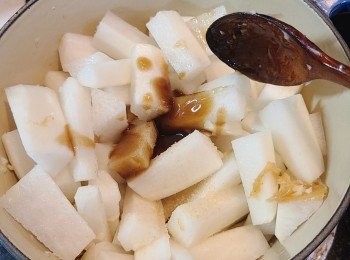 step4: 加入蘿蔔條略炒，再加入蠔油和注入適量的水(略蓋過蘿蔔)，煮至水滾後加蓋轉小火煮約 15分鐘至蘿蔔軟身。