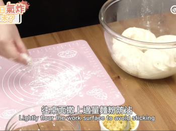 step5: 往桌面撒上適量麵粉防沾，Lightly flour the work surface to avoid sticking