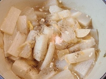 step5: 待白蘿蔔煮腍後，加入適量的糖和鹽作調味。