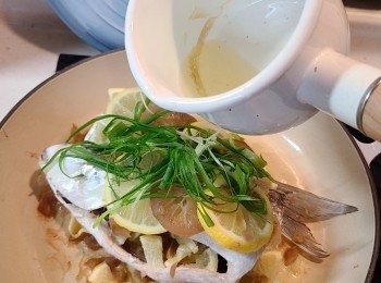 step6: 放上蔥花。中火將油燒熱，澆在蔥花上，淋上蒸魚豉油同吃。