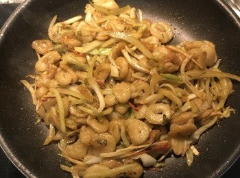 step7: 拌炒均勻讓麵腸都吃上醬色，試吃做微調；