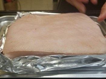 step4: 再用錫紙把肉身包圍，皮向上，放入冰箱，靜置4天。