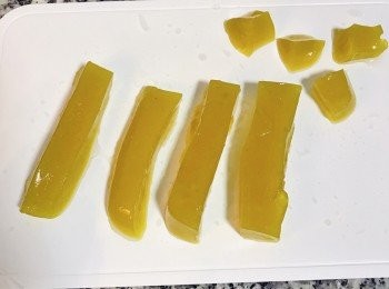 step13: 泡冰開水可以讓粉粿不會黏呼呼的不好切喔！切的時候刀具也要沾水。