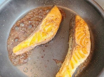 step5: 之後將味醂和日式醬油放在鑊旁，等一下讓它焦香，再讓鮭魚隨即沾上，此舉可大大提昇鮭魚的香氣和味道。
