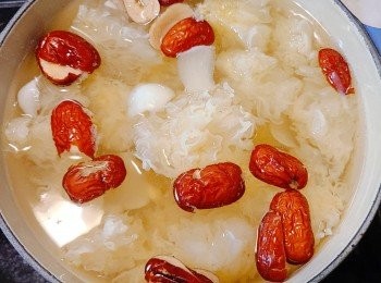 step5: 將所有材料放入鍋內（除鮮百合外），大火煮開後再轉小火煮半小時至45分鐘左右便可 ，鮮百合可在最後十多分鐘才加入，因太早加入鮮百合會溶化於水中。