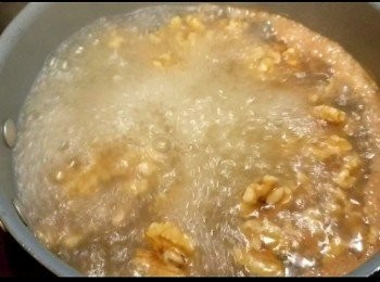 step1: 水滾放入合桃，煮大概5分鐘，去除苦味。(水蓋過合桃)
✱這步驟不能省略，會影響味道✱