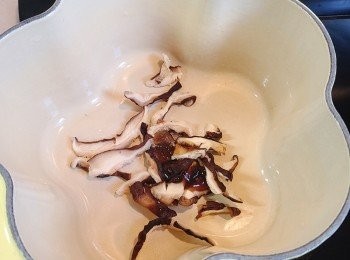 step2: 燒熱鍋加入蠔油將冬菇絲炒香。