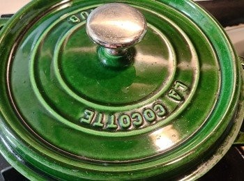 step6: 轉小火蓋上蓋炆煮約20分鐘，熄火，利用餘溫焗薯仔。 （試味， 調較自己合適的味道。） 車厘茄對切放面，吃時伴匀。