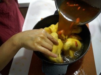 step5: 涼透後的雞一開四
放入深鍋，之後把醉雞汁倒入
放入雪櫃一晚，期間要拿出來上下調轉一次
之後將雞拿出來切件即可