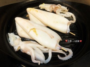 step5: 將洗淨的魷魚串在竹籤上後放到柳宗理煎至魷魚顏色轉白及微微漲起。此時魷魚會不斷出水，把魷魚盛起並用廚房紙巾吸走魷魚的水份。