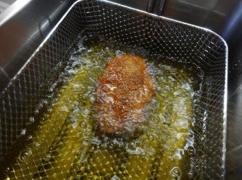 step3: 下熱油鑊炸至兩面金黃色及豬扒全熟，待涼5分鐘後，將豬排切件
＊可以放入已預熱200度C烤箱，烤約20分鐘或至全熟即成 （先將麵包粉放入鑊內，烘至金黃色）