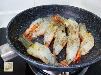 step5: 用少許油將大蝦煎至兩邊上色，盛起備用