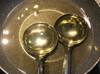 step7: 鍋子放入足量的油，中火加熱，放入鐵湯匙，湯匙要淺和薄，漢子用的這種不銹鋼湯匙太厚又深，很難脫膜，必需要分兩階段來做蚵嗲；