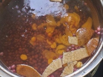 step2: 水份大概四人份量加入紅豆，果皮，蓮子百合，加入一粒冰糖，大火煲滾15分鐘，轉細火40分鐘，加入片糖兩片，轉大火煲滾10分鐘關火，加入湯圓完成，紅豆沙湯圓完成