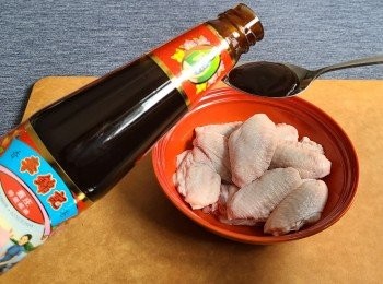 step1: <a href="https://bit.ly/3zHU5V3" target="_blank" data-keyword="雞中翼" class="guide-link"><strong>雞中翼</strong></a> <span style="display:inline-block;vertical-align:middle;margin-top:-3px;color:initial;border-radius:3px;padding:2px 3px;font-size:12px;line-height:14px;background:#87d300;color:#fff;">即買</span> 洗淨、印乾... 加入兩湯匙李錦記舊庄特級蠔油拌勻... 醃10分鐘。