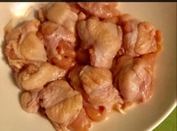 step1: 將鷄腿仔去骨。然後洗淨雞球，放入<span class="group_3">醃料</span>醃15分鐘。