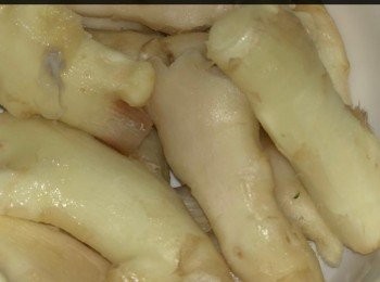 step7: 然後用乾布索乾水份之後，用小刀子將子薑皮刮掉。 子薑皮刮掉後，用抺手紙或清潔乾布索乾淨。

子薑可切片或切成一粒粒，然後放入少許鹽醃半個鐘頭以上。 醃好後：將子薑逐少將水擠出及抹乾。
熱鑊放入子薑慢慢焊乾後，離爐火待子薑稍涼 。