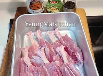 step1: 預備材料：急凍豬仔脾放普通格低溫解凍後先徹底洗淨及用廚紙抺乾；