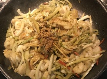 step6: 試吃酸菜的鹹度來決定下<span class="group_2">調味料</span>的量；漢子的酸菜不鹹，所以放1.5湯匙的醬油和1茶匙鹽及2匙糖；