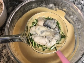 step10: 放上5-6顆鮮蚵；