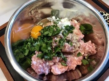 step2: 左髀以胡椒粉、紹興酒、鹽、糖、粟粉及一隻雞蛋去醃肉外
還加入了新鮮的羅勒葉
吃時有淡淡的羅勒葉香氣