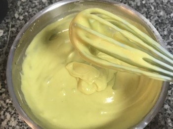 step7: 快速攪拌到<span class="group_2">粉漿</span>糊化，顏色一致即可。沖粉後如果糊化不完全，就用小火加溫快速攪拌到糊化即可喔～。