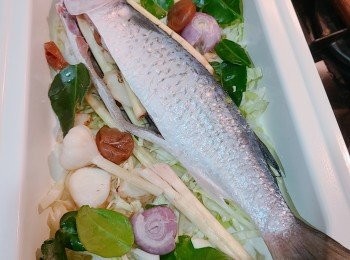 step3: 除青檸和魚露外，其他材料放在BRUNO 鍋中，開大熱度。 (水加湯的份量要剛蓋過魚的一半)