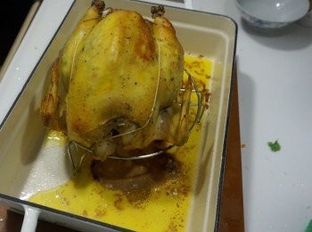 step7: 20分鐘後將雞取出，先倒走盤內雞油