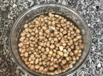 step1: 花生洗淨後，泡鹽水3-4小時；
