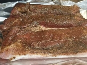 step3: 把五香粉，糖，玫瑰露酒，胡椒粉撈匀，把腩肉切開，均匀塗抹在肉身(不上皮)。
