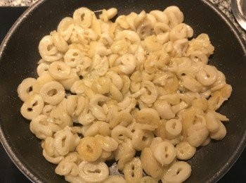 step3: 鍋燒熱後下比炒菜多一點油，放入麵腸鋪平，煎到上色後翻面；