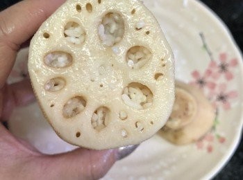 step3: 填進藕眼的米不要填得太滿，因為米熟後還要膨脹。