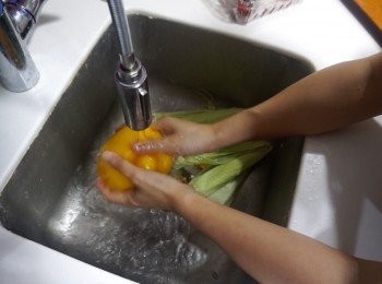 step6: 期間準備<span class="group_2">配菜</span>， 按自己喜歡吃甚麼都可以
全部洗淨，南瓜去籽，粟米去皮，椒類去蒂，全部切大塊
之後跟調味料拌勻