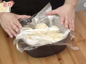 step11: 用保鮮紙蓋著麵團，最後發酵45-60分鐘 Cover dough with plastic wrap, Rise for 45-60 mins