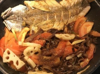 step10: 放入藕片和黑木耳絲拌炒；放入醬油、糖、米酒，鹽；