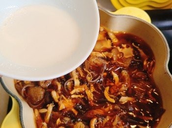 step7: 再加入已處理的竹笙(我從冰格拿出來切粒即用)和素翅煮片刻。最後，將爐火調較至最細火，一邊攪拌一邊緩緩倒入<span class="group_3">芡汁</span>粉漿(不用全部用完），拌勻至自己喜愛的濃稠度和馬蹄粉完全溶掉就可以熄火，食用前加入麻油、大紅醋、胡椒粉即成碗仔翅。