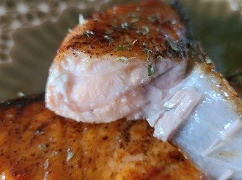 step6: 煎出的鮭魚肉剛剛好，不乾柴，很軟嫩呢～