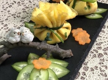 step6: 將炒飯用手揑成球狀，放在蛋皮中心，輕輕將蛋皮邊抽起，用韭菜扎好，包好後置碟中，隔水蒸3分鐘便可享用。