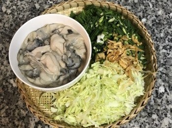 step2: 韭菜（或韭菜花）和蔥花洗淨切小丁；高麗菜切細絲；加些紅蔥酥；