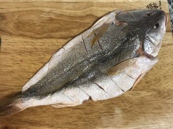 step3: 在表面兩側劃刀，並在兩面都抹上少許鹽；