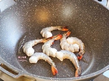 step3: 先將虎蝦及帶子煎至半熟，盛起備用。