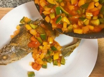 step12: 將醬汁淋在魚身上；