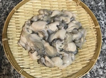 step1: 鮮蚵洗淨瀝乾；