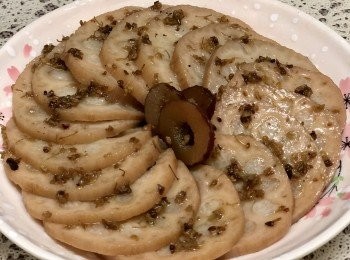 step8: 煮好的糯米藕撈出稍放涼後便可切片食用，吃的時候在上面淋上桂花蜜汁，味道美極了。