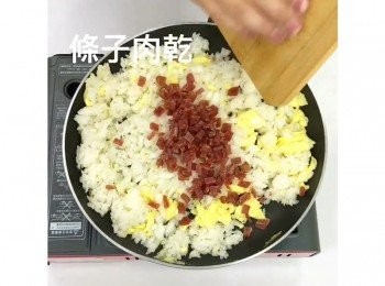 step6: 加入切丁條子豬乾