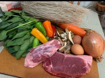 step1: 粉絲浸泡，清洗材料，雞蛋炒熟切絲