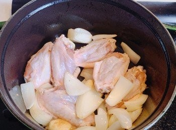 step3: 下<a href="https://bit.ly/3zHU5V3" target="_blank" data-keyword="雞翼" class="guide-link"><strong>雞翼</strong></a> <span style="display:inline-block;vertical-align:middle;margin-top:-3px;color:initial;border-radius:3px;padding:2px 3px;font-size:12px;line-height:14px;background:#87d300;color:#fff;">即買</span> 煎至表面略為微黃。